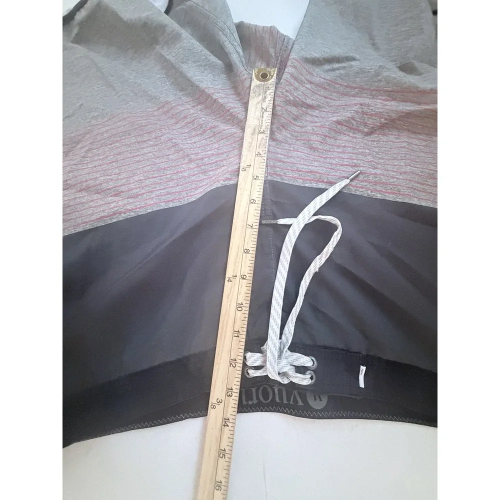Vuori Cruise Boardshorts Men's 38 Gray Black Red Stripe 4-Way Stretch Swim